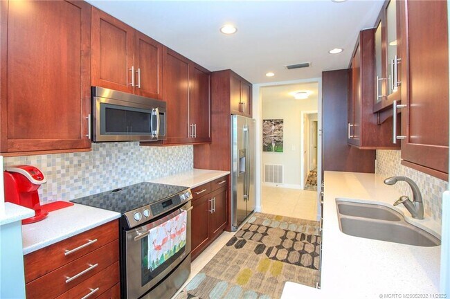 Building Photo - 150 SE Four Winds Dr