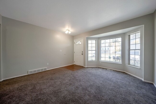 Building Photo - Spacious Sandy Rambler w 2 car attached