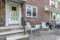Building Photo - 324 W Rively Ave