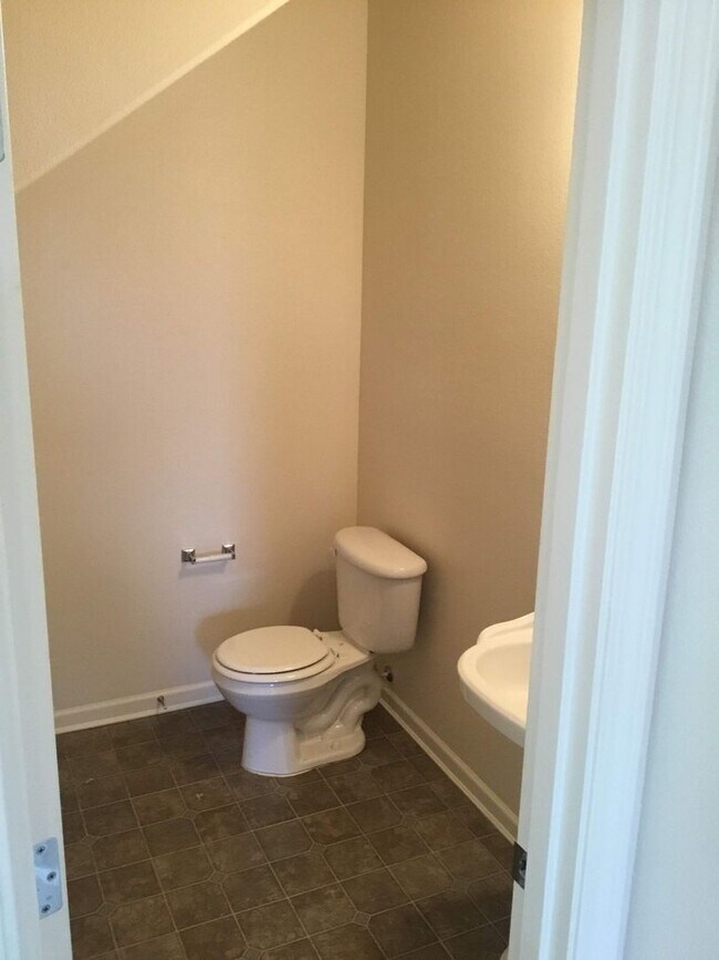 Building Photo - 3 Bedroom Home in Bethel-Danebo Area