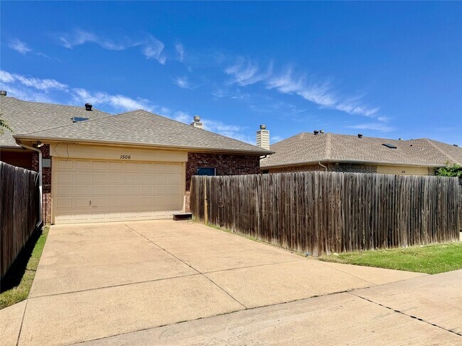 Building Photo - 1506 Poinsettia Blvd