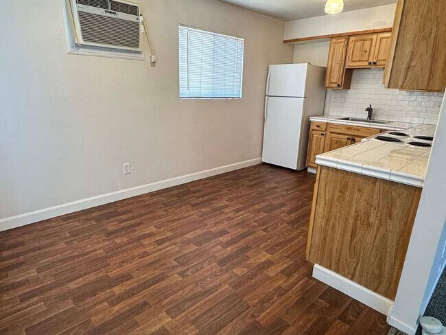 Building Photo - 2 bedroom 1 bathroom Unit Available in Oakdale!