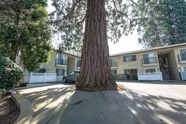 Building Photo - Classic Irvington Living in a Stylish Two-...