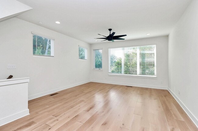 Building Photo - Stunning 3 Bedroom Townhome Near Uptown - ...