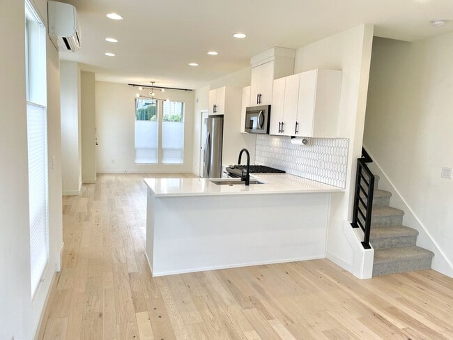 Building Photo - Beautiful townhouse with 2 en-suite bedroo...