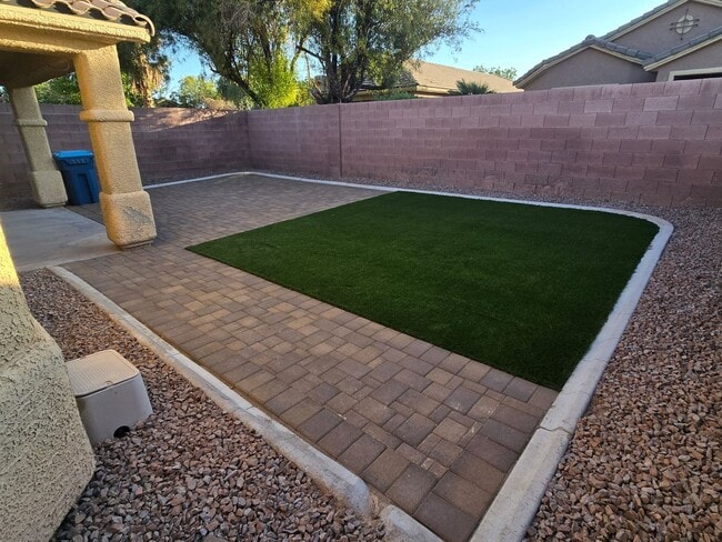 Building Photo - Fully Remodeled 3 bedroom Stallion Mountai...