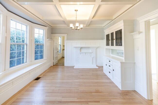 Building Photo - Large updated 2 bedroom, walk to Downtown,...
