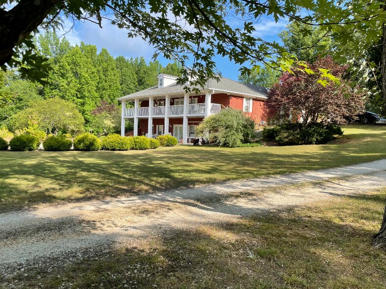 Building Photo - 174 Schools Dr