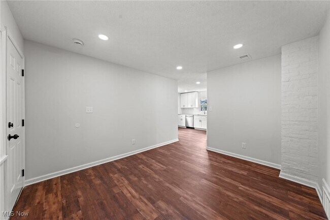 Building Photo - 1539 Longwood Rd