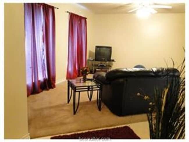 Building Photo - Spacious 3/2 1/2 duplex in convenient loca...