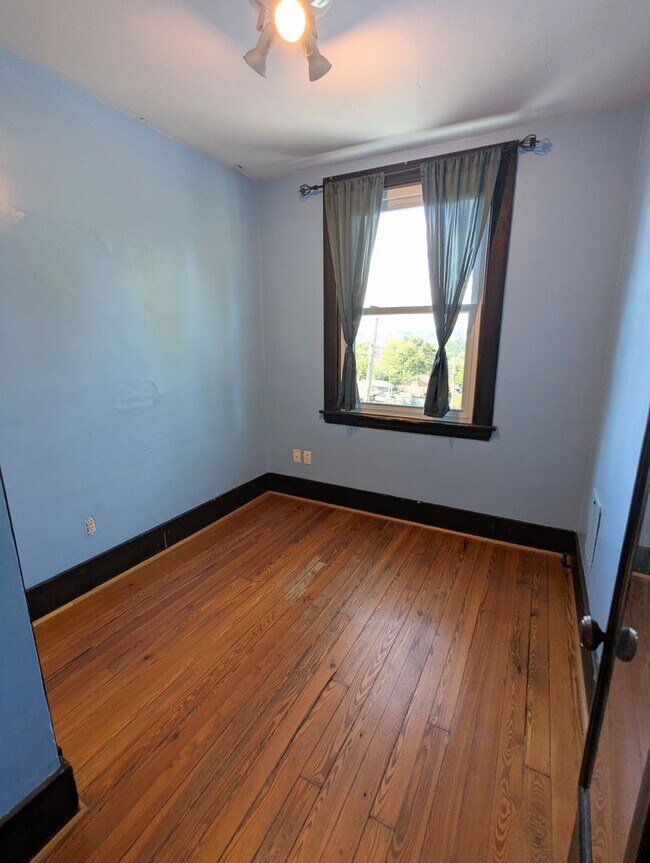 Building Photo - 3 Bedroom 1 Bathroom Single Family Home (G...