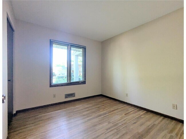 Building Photo - 6065 Oakwood Rd