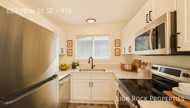 Building Photo - 623 28th St SE