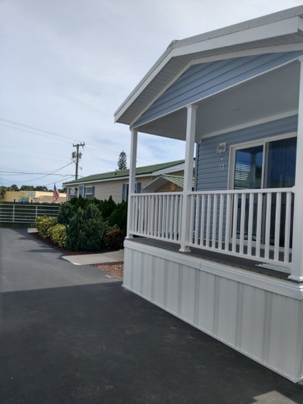 Building Photo - 2580 NE Indian River Dr