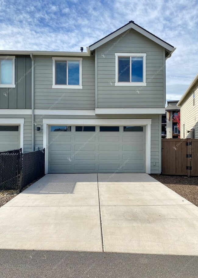Building Photo - Newer 3BR - 2.5BA Home a Sought-After Redm...