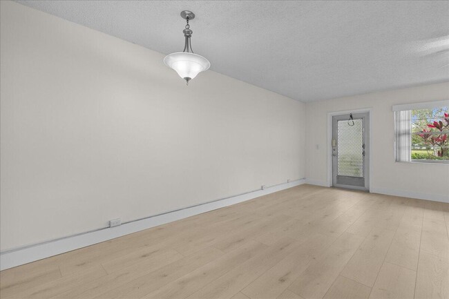 Building Photo - 142 Kent St