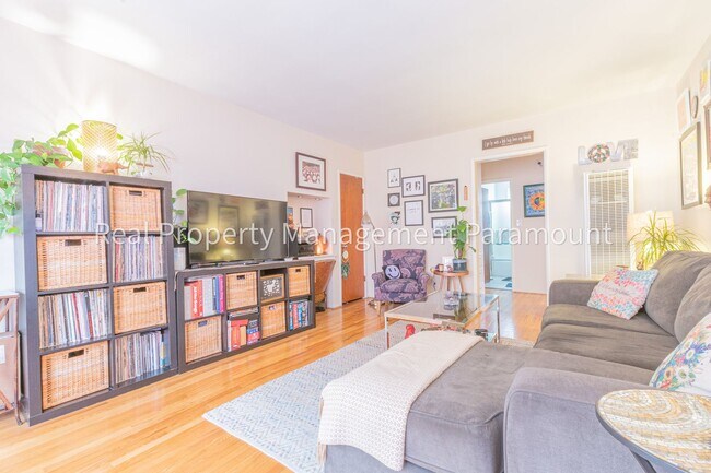 Building Photo - Really nice apartment close to the Grove