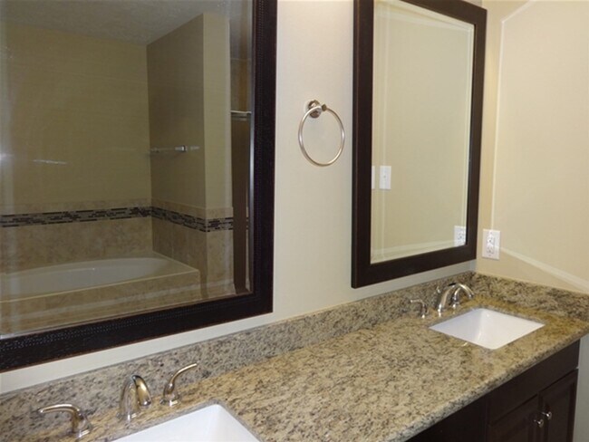 Building Photo - 3631 Windmoor Dr