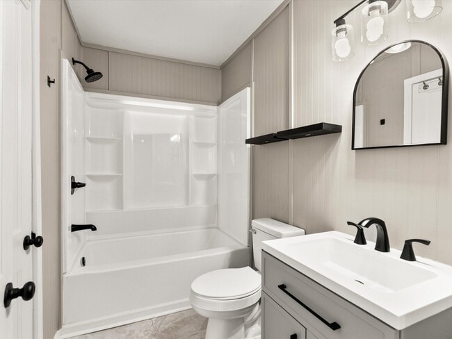 Building Photo - 1403 Lowell Dr SE