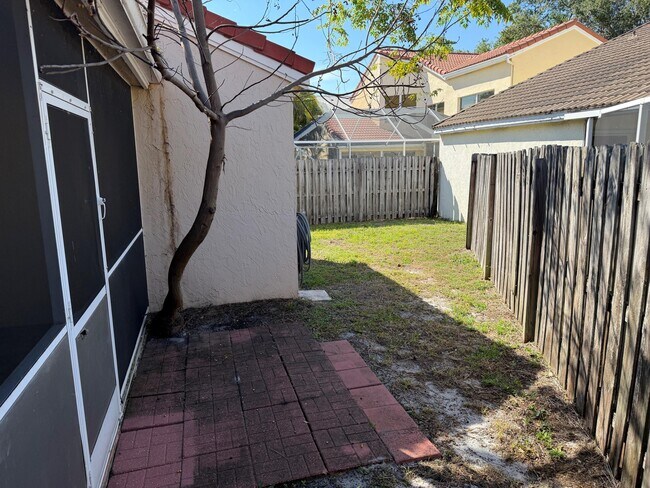 Building Photo - 10123 Caoba St