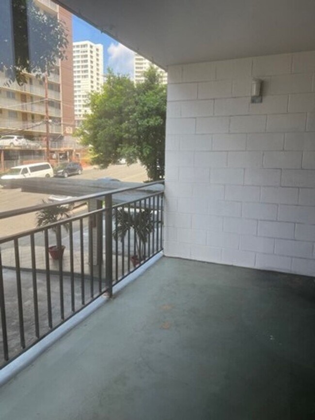 Building Photo - NEWLY RENOVATED! THE TOWN HOUSE CONDO!