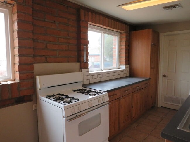 Building Photo - Charming Bungalow Guest House with utilities in Central Tucson