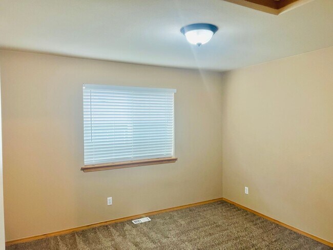 Building Photo - Must See! Beautiful 3bd/ + Bonus Rm/2.5 bath/ Primary Bed on Main/ /Heat Pump/Updated Features