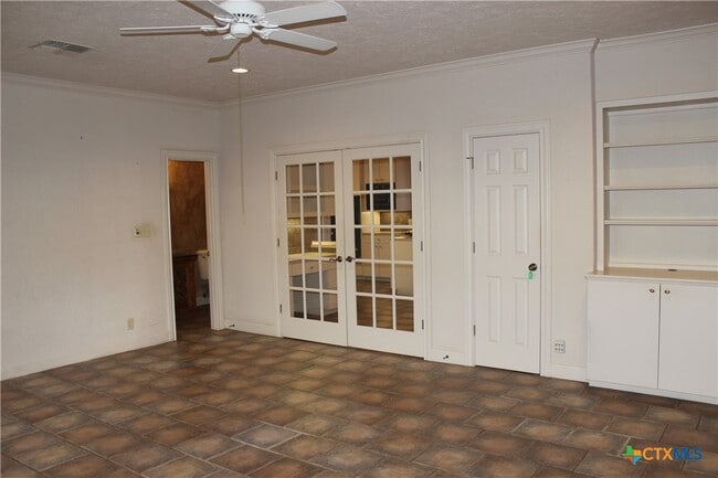 Building Photo - 6001 Country Club Dr