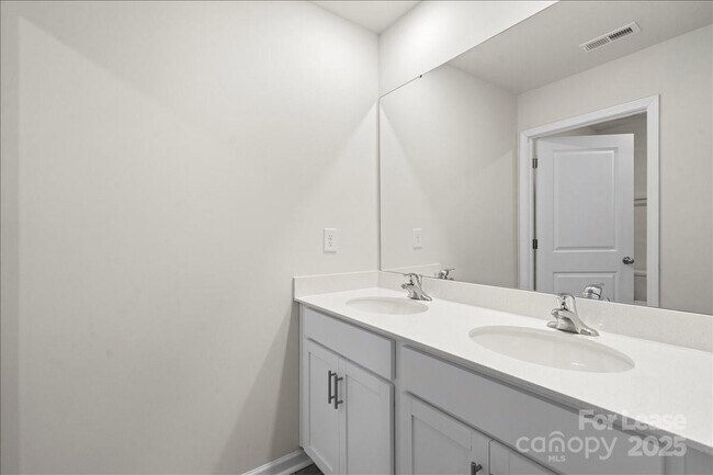 Building Photo - 221 Wildflower Dr