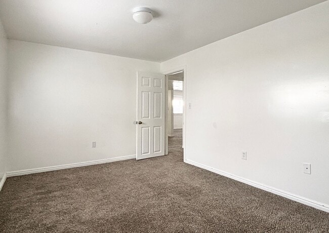 Building Photo - Bright & Spacious Rambler in Rose Park!