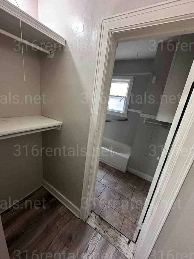 Building Photo - $825 - 2 bedroom/ 1 bathroom - Single Fami...