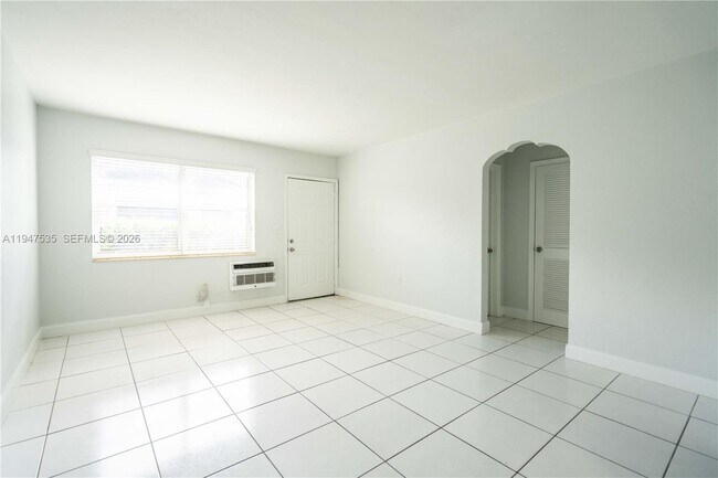 Building Photo - 7829 Carlyle Ave