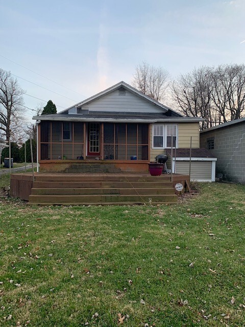 screened room, large deck, privacy fenced yard - 704 W Cherokee Dr