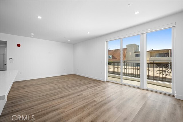 Building Photo - 10657 Moorpark St