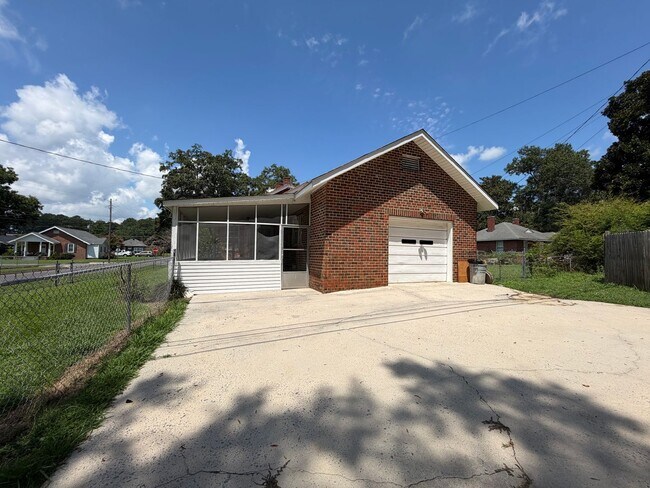 Building Photo - Charming 2/1 House in Celanese- $1,595