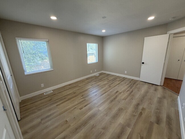 Building Photo - 4940 4940 S