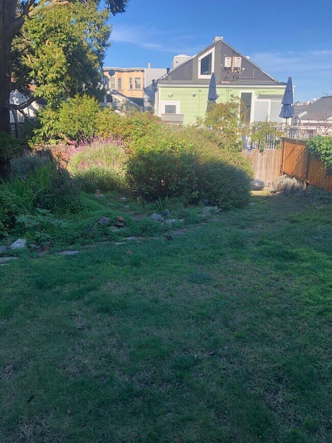 Building Photo - 1 bedroom w/ Washer and Dryer**Excellent City View! Open Sat/Sun, 3-4.