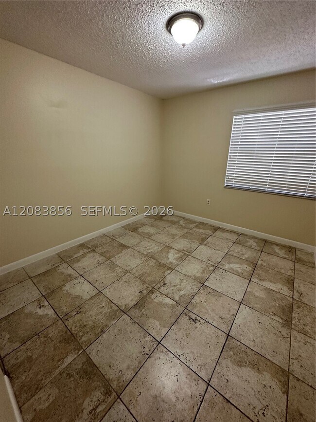 Building Photo - 9435 Fontainebleau Blvd