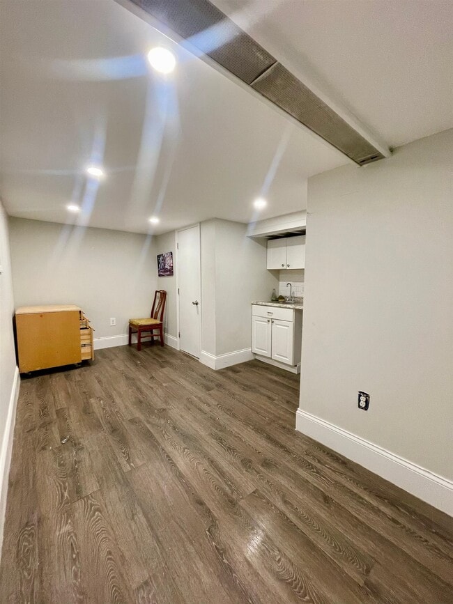 Building Photo - 162 Nelson Ave