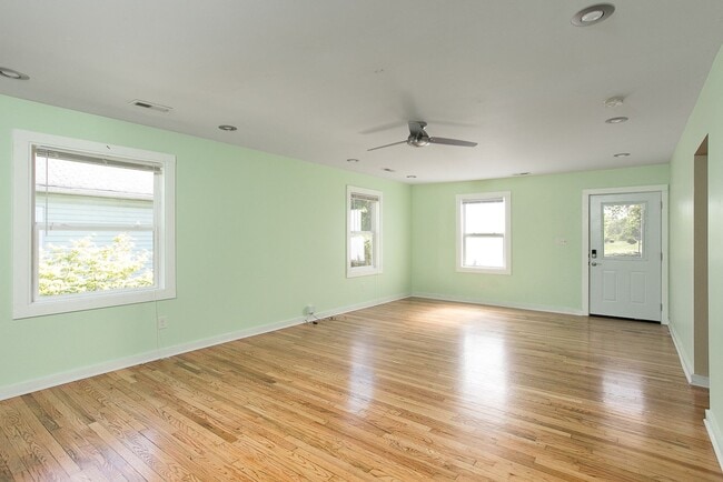 Building Photo - Beautiful and Spacious 5 Bedroom + 3 Bath Home w/ Office close to Downtown!