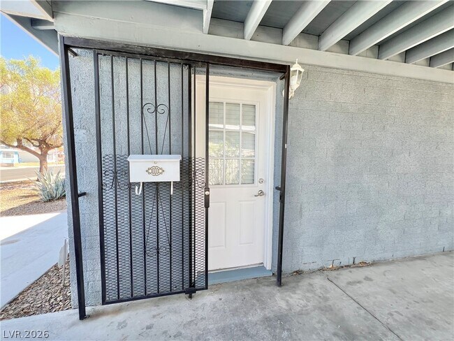 Building Photo - 2300 Santa Clara Dr