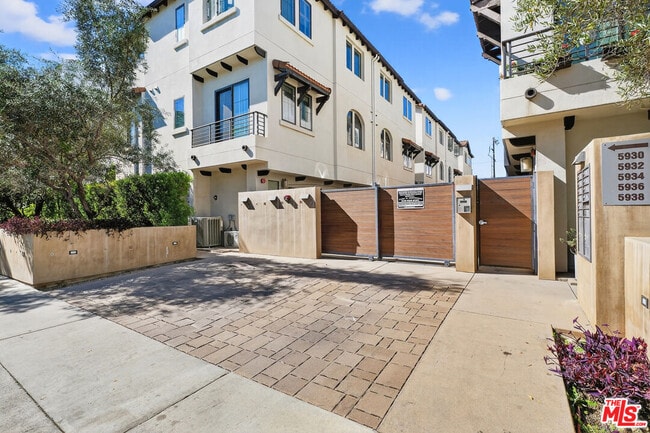 Building Photo - 5933 W Luna Park