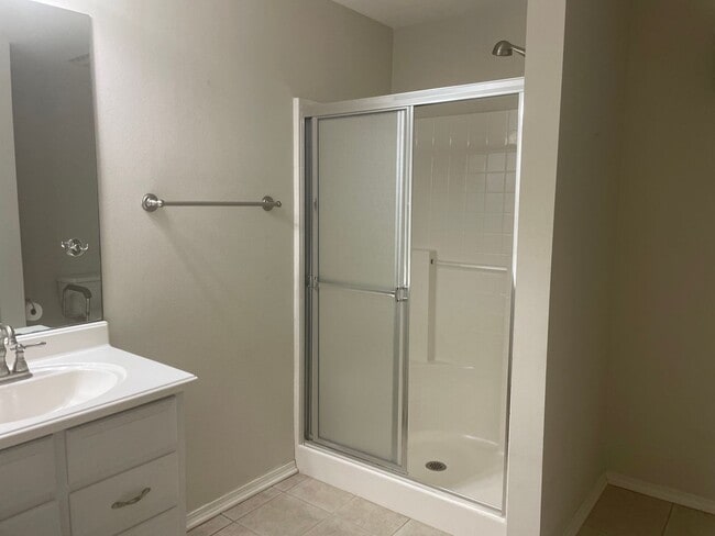 Building Photo - 3/2 Central heat and air, washer dryer con...