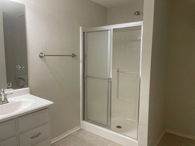 Building Photo - 3/2 Central heat and air, washer dryer connections