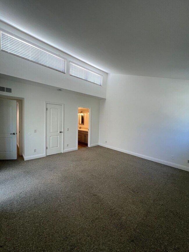 Building Photo - Tri-Level 2bed 2.5 bath Huntington  Beach Condo