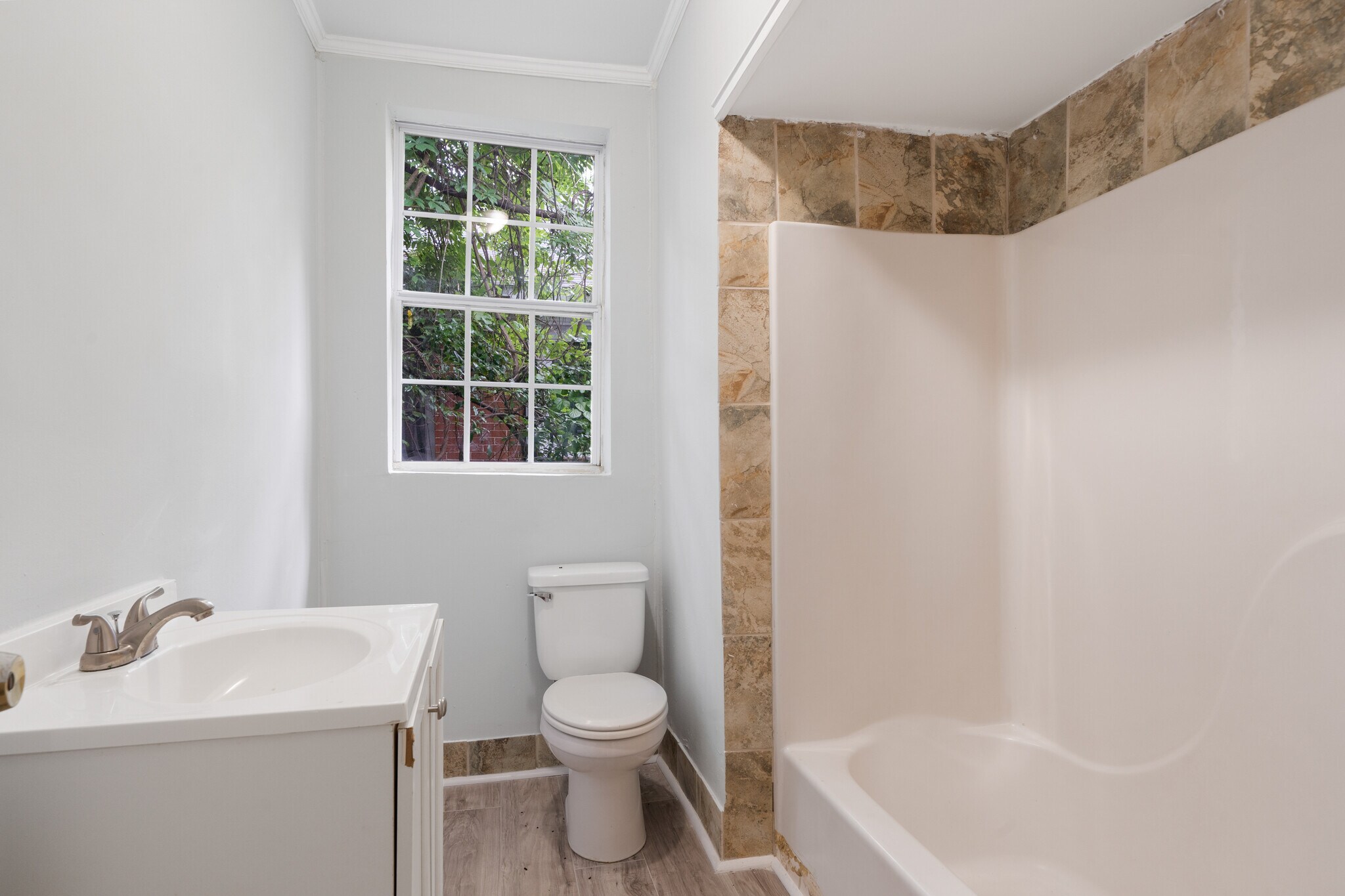 Building Photo - 608 Monroe St