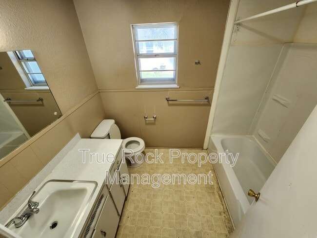 Building Photo - 804 W 7th St