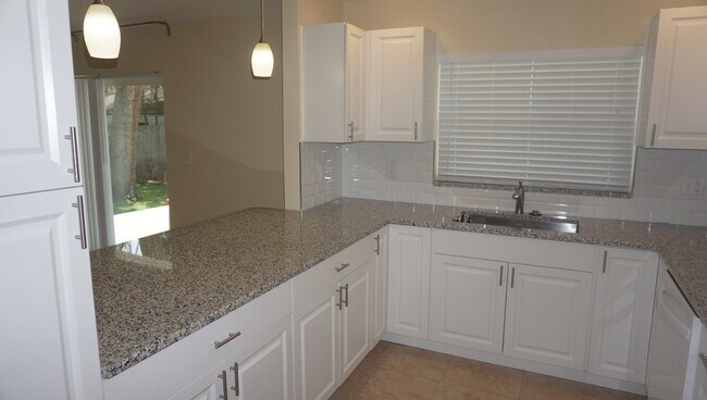 Building Photo - 213 Foxwood Dr