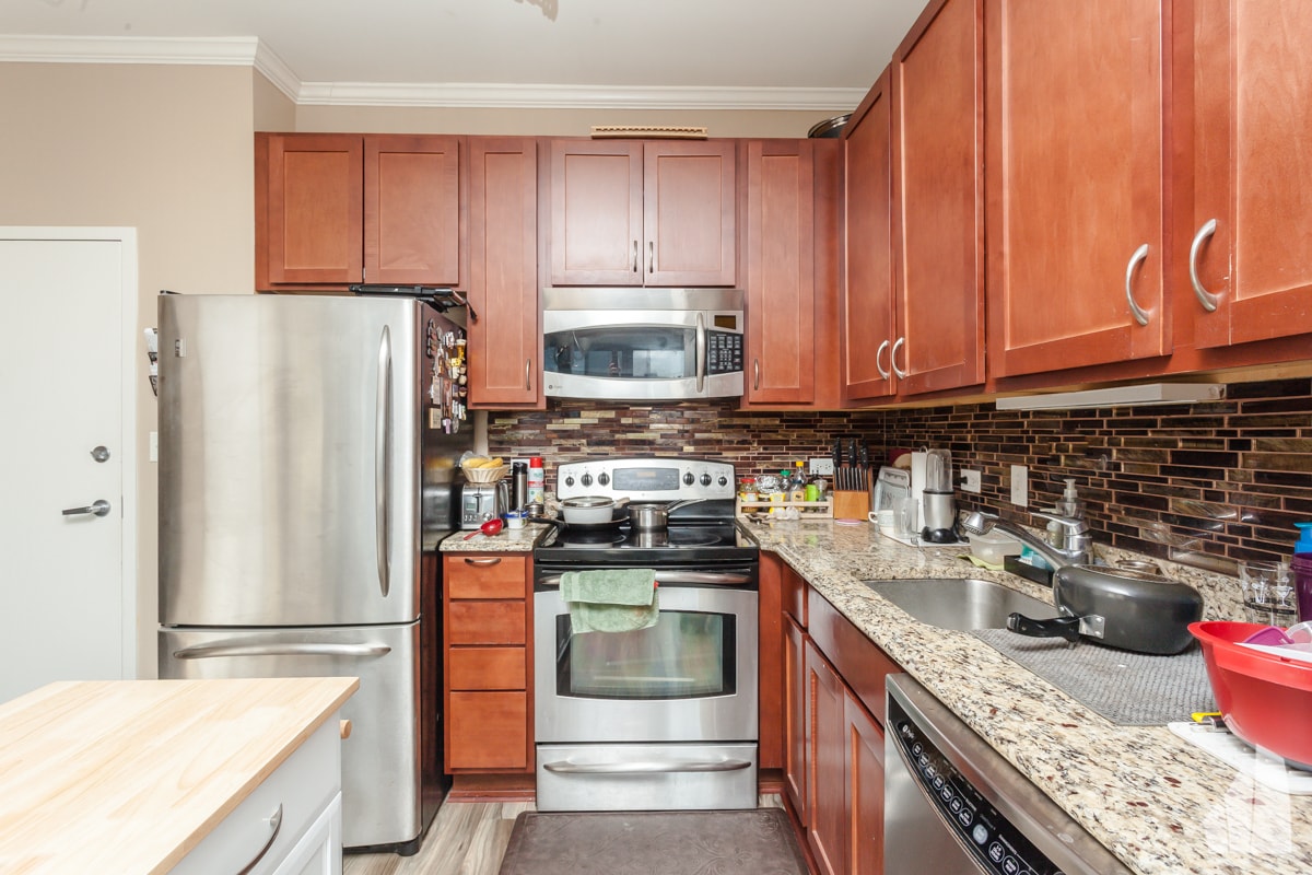 Building Photo - 1 E 8th St