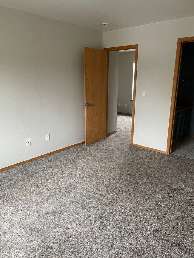 Building Photo - 803 Homerun Dr